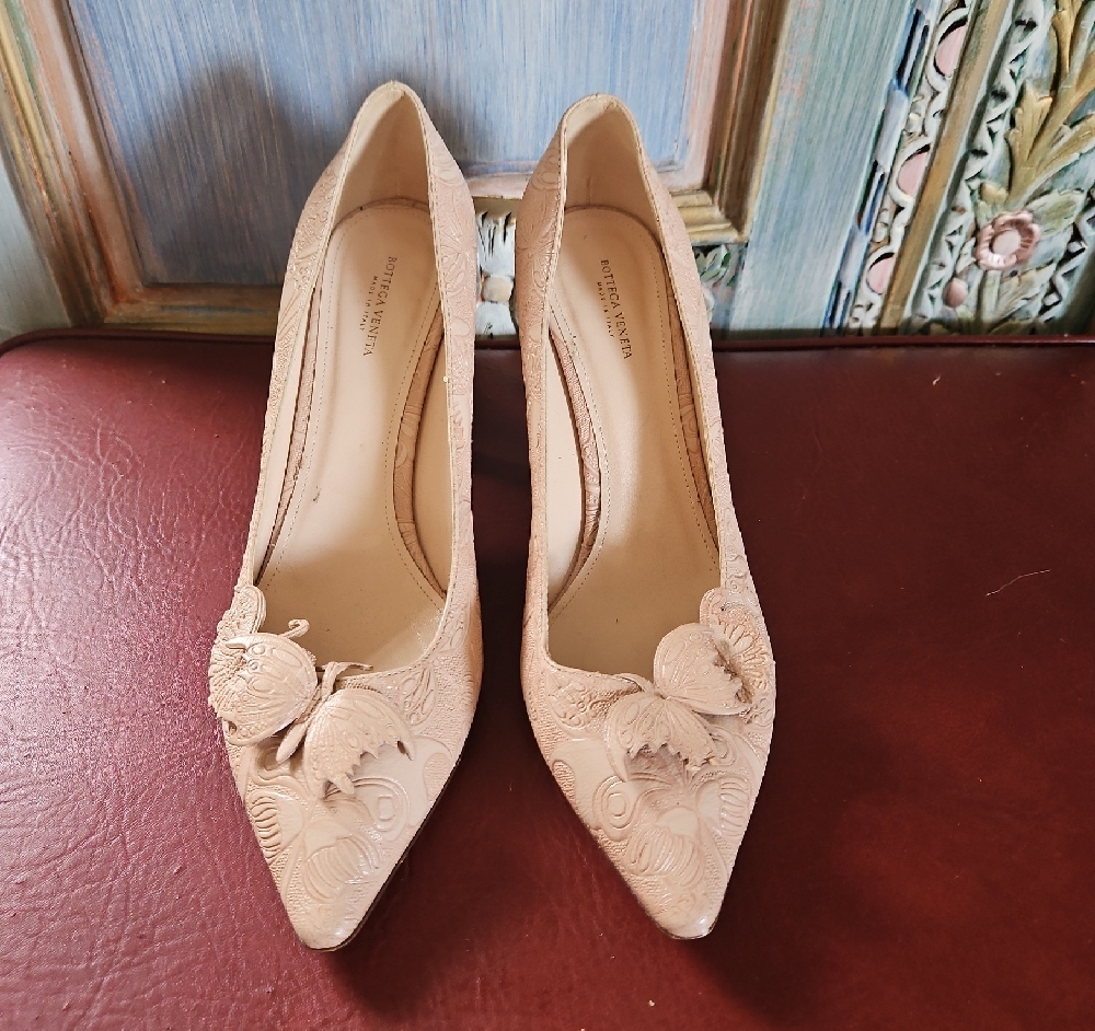 Bottega Veneta Cream Heels with Sophisticated Design